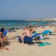 Razuzdano vedenje turistov preseglo vse meje, domačini vračajo udarec: "Turisti, oblecite se in utihnite!"