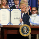 Trumpova odvetnika sta trdila, da lahko predsednik ZDA pomilosti samega sebe