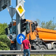 S tovrornjakom naravnost v semafor: zaradi prometne nesreče v ljubljanskem krožišču oviran promet