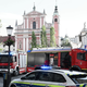 Na Tromostovju kombi povozil upokojenko, ki je ostala ukleščena pod vozilom