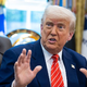 Bizaren prizor v Washingtonu: Trump na najbolj nepričakovanem mestu