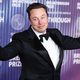 Elon Musk izgubil prestol najbogatejšega na svetu. Prehitel ga je...