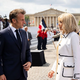 Ona ali on: zakonca Macron tožita vplivnico zaradi bizarnih trditev