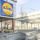 Nihče ne more verjeti, da je Lidl res storil to! Priljubljeni trgovec predstavil osupljivo novost, ki pa ne bo namenjena vsem