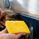 Kdaj zamenjati kuhinjsko gobico? Takšen je nasvet strokovnjakov