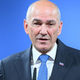 Janez Janša slavi novo veliko zmago: stopil je pred ljudi in dvignil roke visoko v zrak (močno si je oddahnil!)