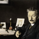 Albert Einstein pred 100 leti hotelskemu kurirju predal 2 listka: načičkal nekaj skrivnostnih besed, prodali so ju za ... 1,38 milijona evrov!