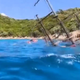 Drama v priljubljenem letovišču: potonila turistična ladja, ljudje so skakali v morje, da bi se rešili