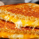 Zakaj vaš toast s sirom ni tako dober kot v restavraciji? Kriva ena pogosta napaka, pravijo vrhunski chefi, in razkrivajo, kako ga je treba pripraviti
