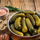Ste videli to?! Čedalje več ljudi v zamrzovalnik daje kisle kumare, za tem pa se skriva razlog, na katerega verjetno ne bi pomislili