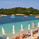 Na plaži blizu Splita so poiskali osvežitev, a so jo slabo odnesli: po kopanju so morali poiskati pomoč zdravnika (na to niso računali)