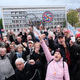 FOTOGALERIJA: Kako so rezultate volitev pričakali petkovi protestniki