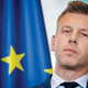 V središču / Lutke morajo odstopiti