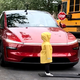 Tesla na testu avtonomne vožnje zapeljala mimo šolskega avtobusa in trčila v otroško lutko