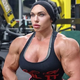 Atraktivna Rusinja, ki ima večje bicepse od bodibilderjev