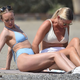Lepa igralka na plaži dvigovala temperaturo