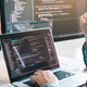 Programirate s pomočjo AI? Pazite se slopsquattinga!