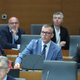 Pred 15 leti so take poslance izključili. Danes jim je dovoljeno res vse