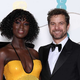 Joshua Jackson z ženo beži pred rasisti