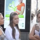 [Video] Je to integracija? Pakistanski musliman mladim Britankam na ulici razlaga, da njihovo oblačenje privablja posiljevalce in naj raje nosijo burko!