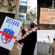 [Video] Pritiskom na SMC ni videti konca: Tokrat čudaški obisk zamaskirancev, ki jih mediji ne problematizirajo – enako kot viseče lutke, naperjene proti Kanglerju!