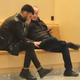 [Video] Zaskrbljujoč trend med mladimi ne Švedskem: Ti namerno kašljajo, kihajo in pljuvajo pred starejše ljudi