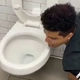 Karma mu je vrnila: “Vplivnik”, ki je lizal WC školjko, ima koronavirus!