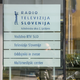 Pred jutrišnjo sejo programskega sveta RTV: Na dan prihajajo bajni zaslužki moža Manice Ambrožič na račun javne televizije