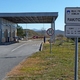 Življenje z ilegalci: Migrante vsak dan pobirajo z avtobusi, krajani na Primorskem vse bolj zaskrbljeni