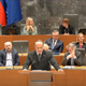 [Video] Je to resna razprava? Dejstva za razrešitev Bobnarjeve Goloba zabavajo, z rokami pa je pokazal, kot da se Grimsu meša