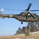 Motorist zapeljal s ceste in trčil v robnik, posredoval je helikopter
