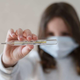 Imate okužbo dihal in sumite na koronavirus? To so napotki infektologinje