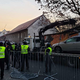 FOTO: Bivšo tovarno Rog zasedli varnostniki, na kraju policija, "Rogovci" pristali na cesti?