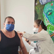 Cepljenje v udobju parlamenta, pred cepilnimi centri pa dolge vrste
