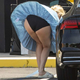 FOTO: Charlize Theron veter privzdignil obleko