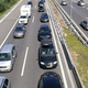 Ceste po Sloveniji obremenjene, na mejnih prehodih dolge kolone