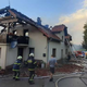 FOTO: Camlohovim iz Gabrja požar uničil hlev in hišo - Rešili vsaj živali, obleke in dokumente