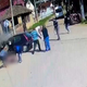 Ponoreli Vladan hčerko Nino strpal v avto in namerno trčil v betonski zid