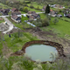 FOTO: V hrvaški vasi se je tik ob hišah odprlo globoko brezno, še eno