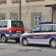 Mama sina zapirala v pasjo kletko, nanj zlivala mrzlo vodo ...