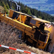 Z 48-tonskim avtodvigalom se je zvrnil po planskem pobočju in ostal ujet v njem