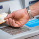 100 evrov na srečo neznanca pozabila v reži bankomata