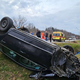 Foto: V nesreči udeleženi dve vozili, eno končalo na strehi