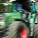 Pijana mama v avtu prevažala dva otroka in se zaletela v traktor