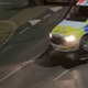 Video: Policist s službenim vozilom večkrat trčil v pobeglo kravo