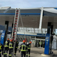 Foto: Veter v Dravogradu odkril nadstrešek na bencinskem servisu, v logističnem centru odtrgalo panele