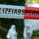Policisti in zdravnik šokirani, ko so po krikih v stanovanju zagledali očeta in njegovega 4-letnega sina