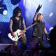 Motley Crue: Mick Mars odhaja s turneje zaradi bolečin