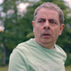 Rowan Atkinson proti čebeli