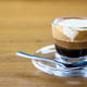 Kaj sploh je espresso macchiato, o katerem te dni pojemo vsi?